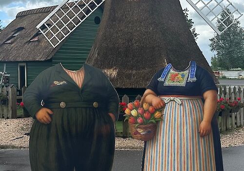 Verhuur: reuzenklompen, fotopop & kostuums