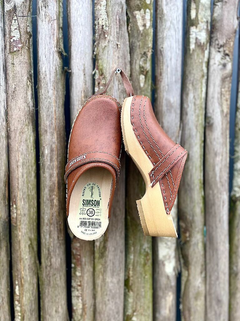 Leather clogs brown