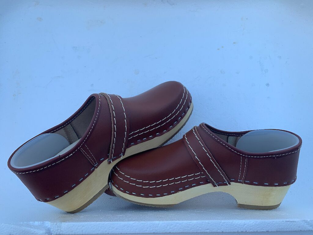 Wooden shoes with leather closed heel brown