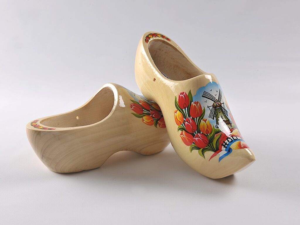 Tulip wooden shoes natural